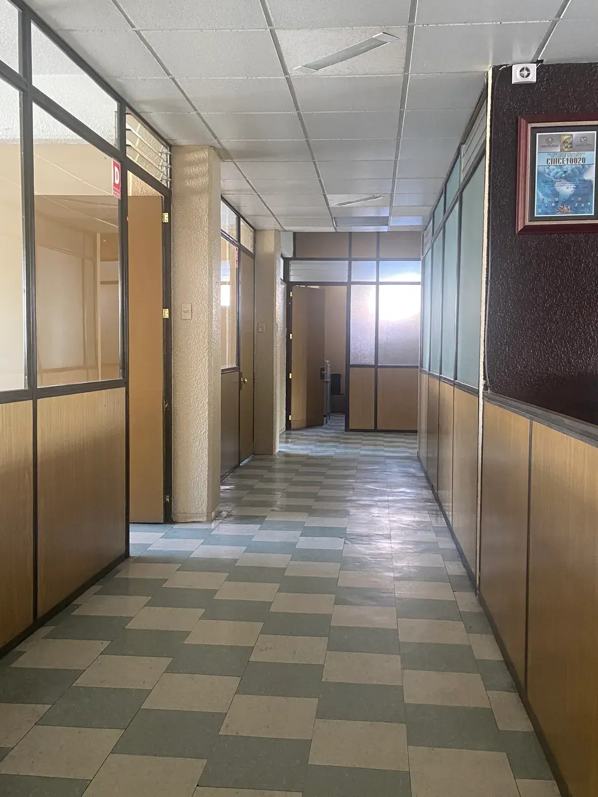 Pasillo de salones del campus CADE