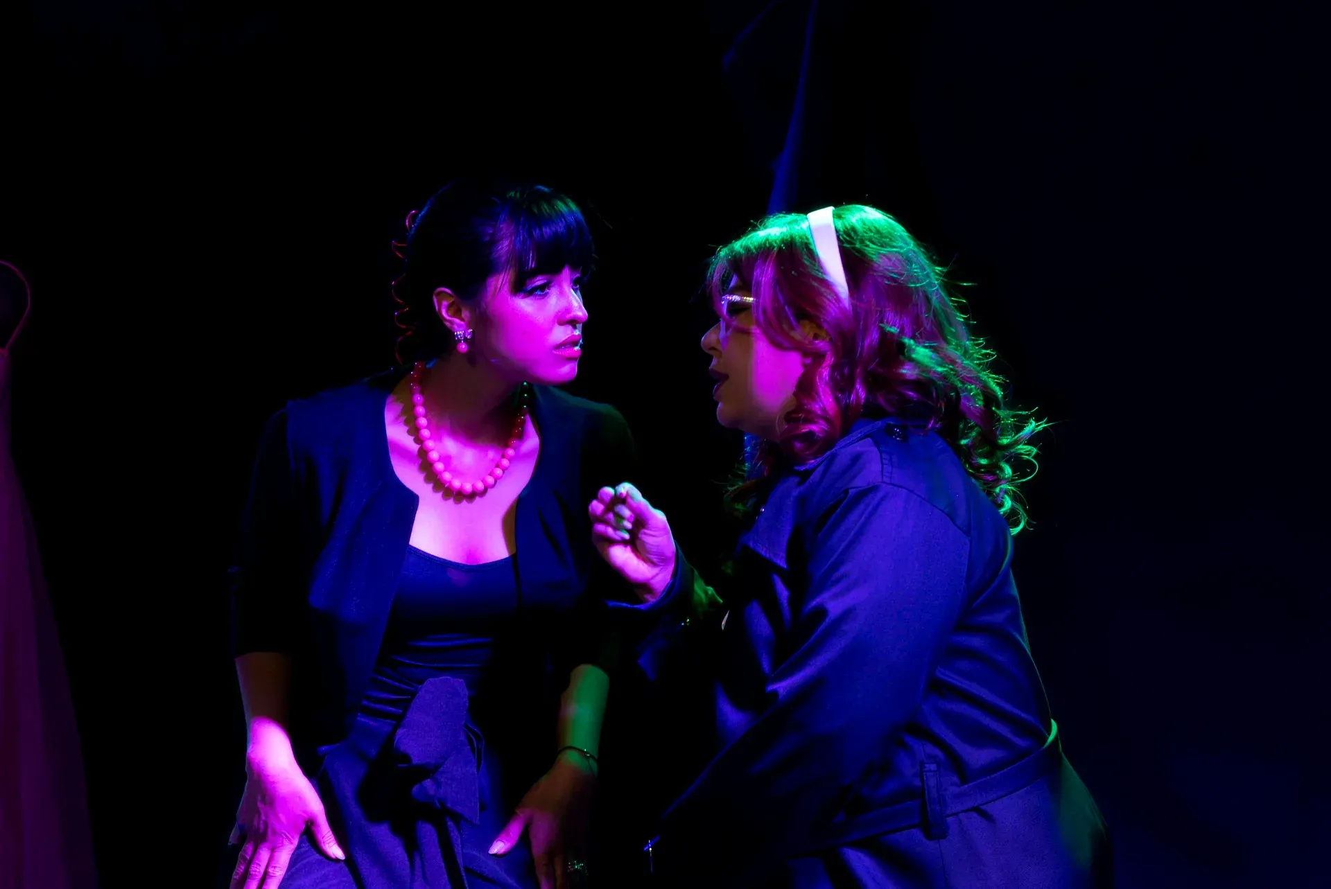 Puesta en escena real de CADE Teatro con iluminación dramática